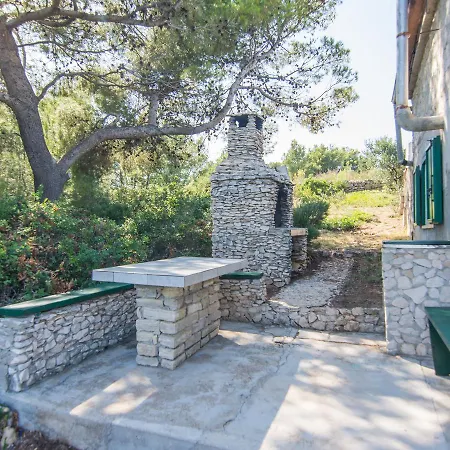 Holiday home Coastal In Zizanj With Barbecue Tkon